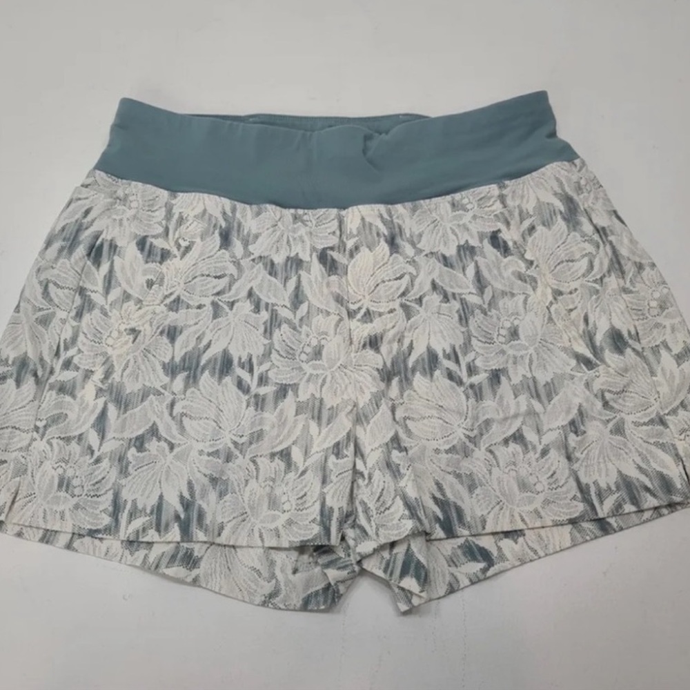 Athleta Trekkie North Short Ethereal Bloom Magnolia White Size 4 Womens